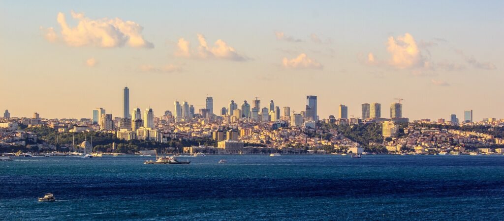 Gün batımında modern İstanbul silueti