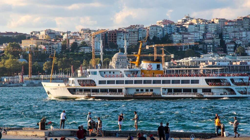Vapur ve İstanbul silueti
